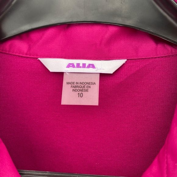 Woman's Vest - Picture 3 of 4